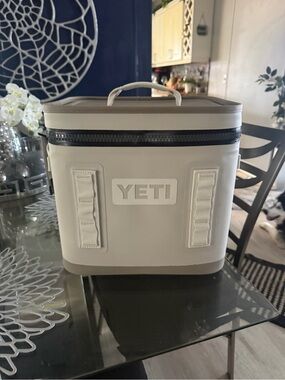 Yeti Hopper Flip 12 Cooler in Light Gray and Black